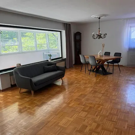 Ferienwohnung, Aust